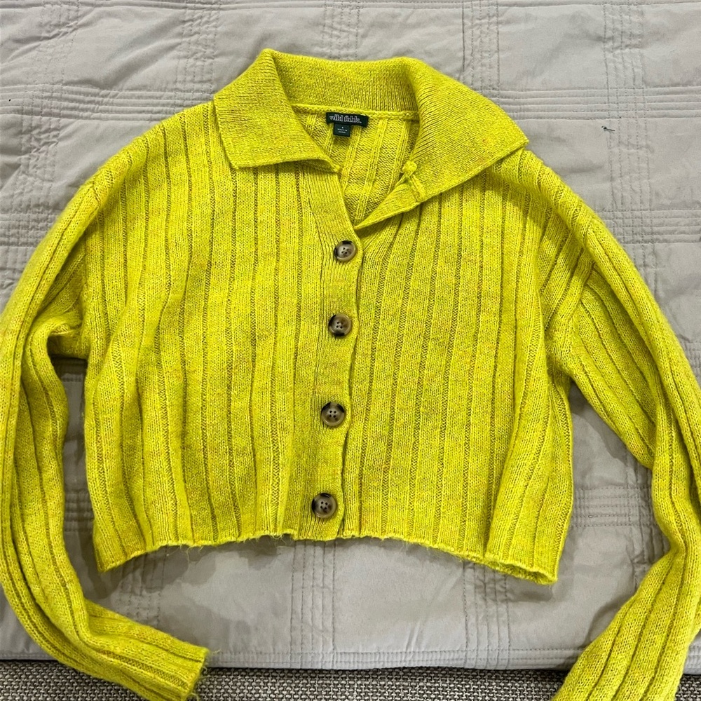Pretty shade of yellow cropped sweater